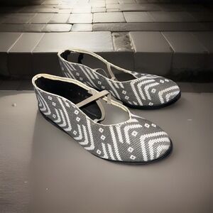 Women's Apropos Flats Ballet Shoes Gray And White Geometric Design‎ Size 9